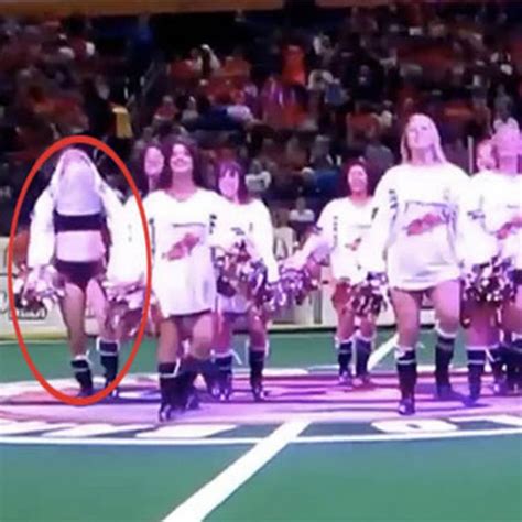 20 Cheerleader Wardrobe Malfunctions That Are Both。